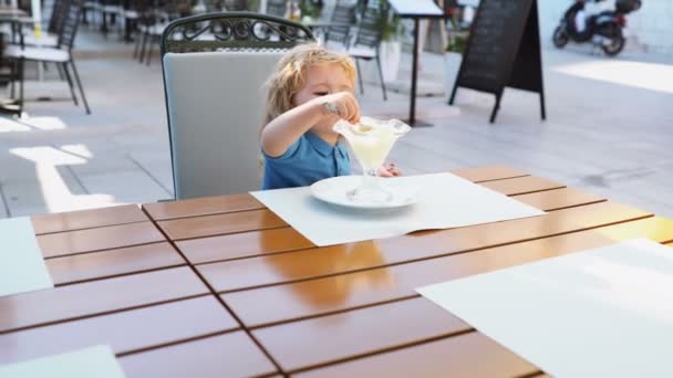 Смішні діти маленькі хлопчики їдять морозиво — стокове відео