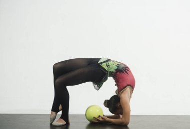 Stretching ve pilates topuyla beyaz arka plan üzerinde izole kadın. Stretching ve yoga topu ile kızın poz.