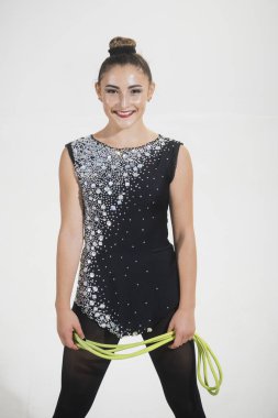 Egzersiz faaliyetleri esnek kız spor salonunda spor. Spor başarı ve sağlık. Fitness ve diyet kız jimnastikçi. Kadın tren akrobasi ile ip atlama. İçin ip atlama kadınla ritmik jimnastik.