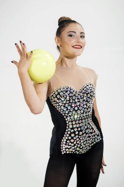 Beyaz arka plan üzerinde izole topu ile güzel kız