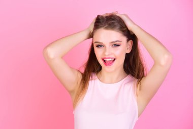 Makyaj yumuşak deri ile şehvetli modeli için. Pembe bir arka plan üzerinde uzun saçlı seksi kadın. kız makyaj ve sağlıklı saç. Kuaför ve güzellik salonu. Moda bakmak kavramı. Harika ve güzel