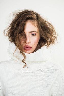 Makyaj modeli yumuşak bir cilt için. Güzellik ve Kuaför. Moda bakmak kavramı. Güzel yüz makyaj kız. Beyaz Kış kazaklı şık saçlı trendy kadın. Mükemmel erkek.
