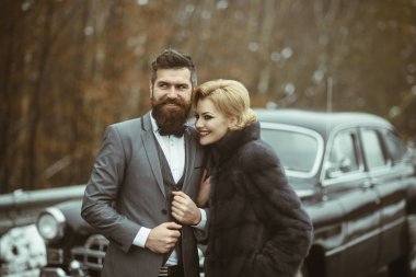 Klasik bir retro otomobil zengin çifte