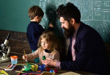 Final sınavı test sınavı-sınıf için üniversite öğrencileri çalışma. Çocuk ne düşündüğünü düşünmeyi öğretti gerekir. Öğrenci onun eğitmeni ile bire bir vakit geçiriyor.