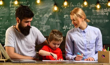 E-öğrenme Online çalışma kavram öğrenme, E-öğrenme eğitim ve üniversite kavramı, tanımı içinde ders kitabı bulmak için tutee öğretmen sorar, öğretmen yetenekli lideridir,