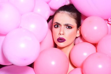 Balon parti pembe studio arka plan üzerinde. Doğum günü dekor ve kutlama. Punchy pastel eğilim rüya kız. Şık makyaj ve saç Retro kızla. Birçok pembe hava balonları ile kadın moda.
