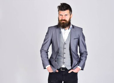 sakallı adam gri arka plan üzerinde iş elbiseli alanı kopyalayın. hippi ceketi giyen bak confindent vardır. bakımı Sakal ve berber. işadamı ellerini cebinde tutar. uzun sakallı adam. ceketli sakallı adamı