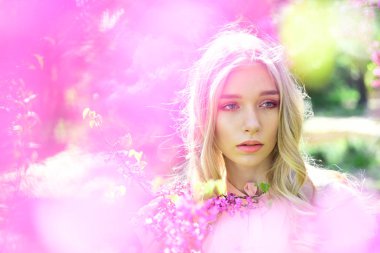 Kiraz çiçek çiçek bahar kadın. İlkbaharda çiçek açması sakura çiçek şehvetli kadın. Sakura çiçek güzellik doğada. Bayan gün pembe kiraz çiçeği kız ile. Cilt Bakımı ve yaz konsepti.