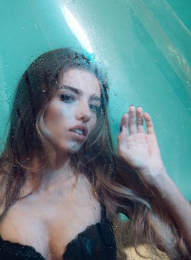 Pencere cam kız yüzü ile yağmur damlaları. yağmur cam ve seksi kadın ceset üzerinde onlara diliyle damlaları