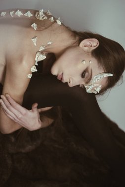 Dikenler geri oturma beyaz arka plan üzerinde izole boyunca kadınla. Elf kayıp insan dünyada hasreti kavramı. İhale erkek vücudu kucaklayan.