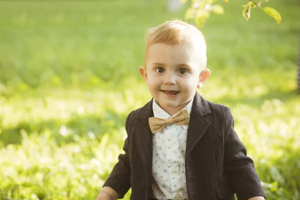 Kleiner Junge Mit Fliege Auf Naturlandschaft Mode Kinderlächeln Mit Fliege — Stockfoto