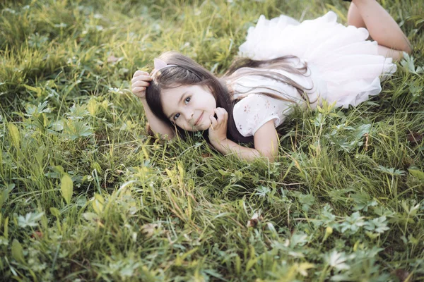 Klein Kind Ontspannen Groen Gras Gezondheid Meisje Stijlvolle Jurk Glimlach — Stockfoto