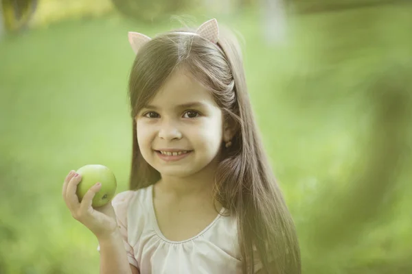 Sonrisa Infantil Con Fruta Manzana Verde Naturaleza Comida Niña Con — Foto de Stock