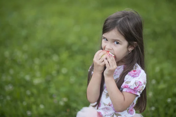Kleine Meisje Portret Eten Rode Appel Buiten Kopie Ruimte — Stockfoto