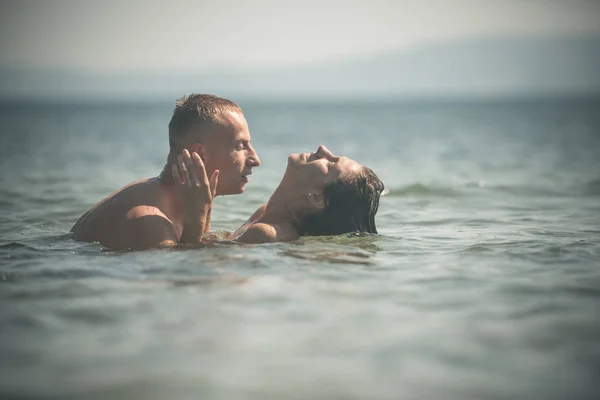 欲望の完全なカップルは 海を抱擁します カップルの愛の抱擁と海の水の中でキスします マッチョで裸の女の子大好きです 愛とロマンチックな概念 ハンサムな情熱的な恋人とブルネット — ストック写真