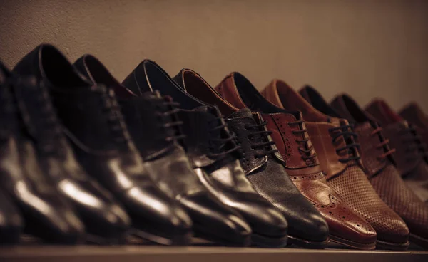 Колекція Взуття Чорної Коричневої Шкіри Полиці Чоловіче Взуття Виставці Магазині — стокове фото