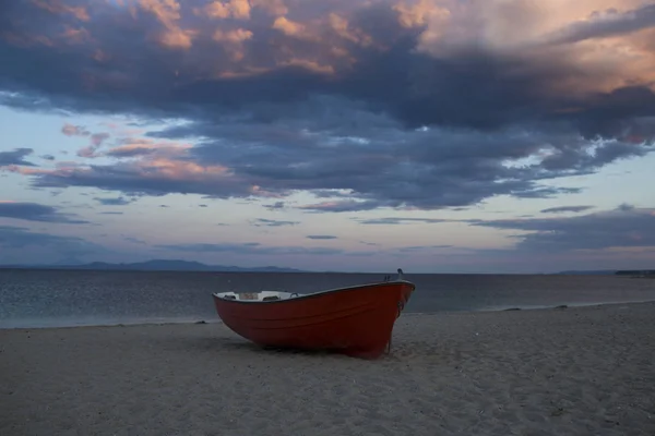 Bateau Sur Plage Sable Sur Ciel Nuageux Soirée Bateau Pêche — Photo