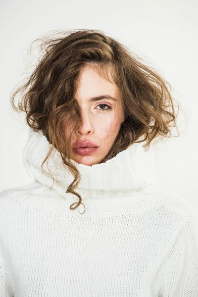 Makyaj modeli yumuşak bir cilt için. Güzellik ve Kuaför. Moda bakmak kavramı. Güzel yüz makyaj kız. Beyaz Kış kazaklı şık saçlı trendy kadın. Mükemmel erkek.