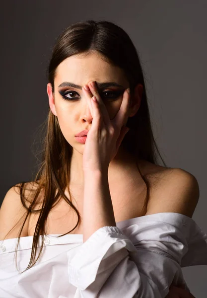 Chica Con Cara Triste Sobre Fondo Gris Belleza Peluquería Maquillaje — Foto de Stock