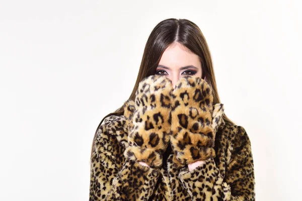 Leopard Futro Stylowej Dziewczyny Leopard Rękawiczki Futro Ładna Kobieta Białym — Zdjęcie stockowe