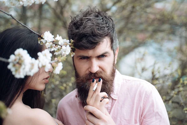 Couple Fumeur Près Des Arbres Fleurs Les Mains Femme Tient — Photo