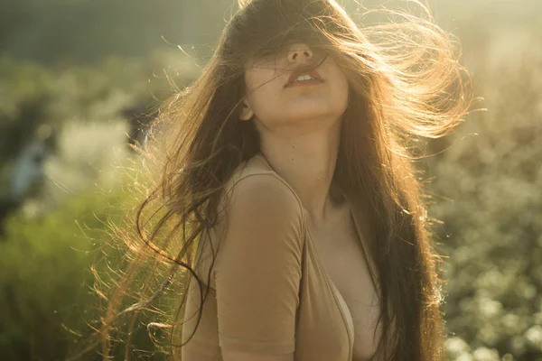 Ragazza Sensuale Con Labbra Piene Svolazzanti Capelli Luccicanti Tramonto Sul — Foto Stock