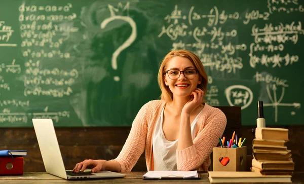 Goede Leraren Zoeken Betrokken Studenten Volwassen Tutor Leraar Voor Het — Stockfoto