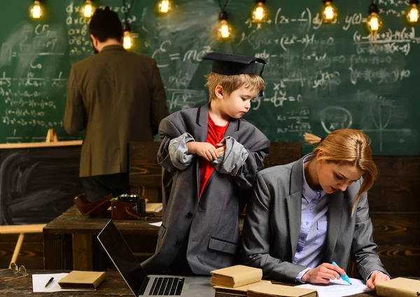 Utbildning Klassrum Skolan Lyckligt Barn Lär Sig Man Ser Laptop — Stockfoto