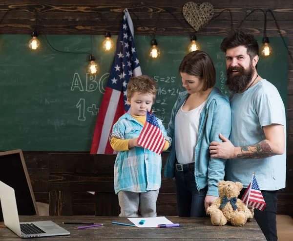 Dítě Rodiči Učebně Vlajkami Usa Tabuli Pozadí Americká Rodina Roztomilý — Stock fotografie