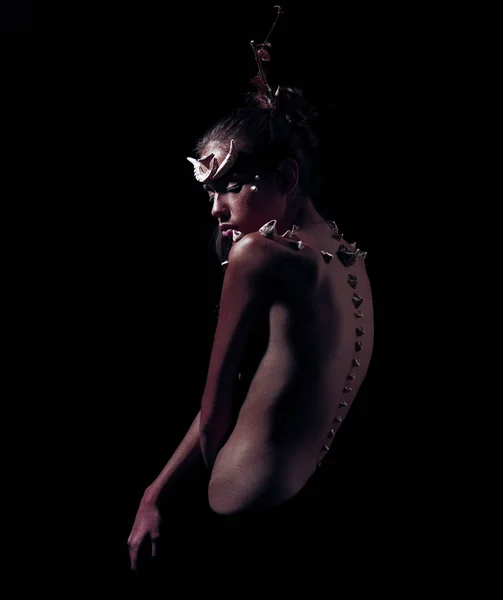 红皮肤上有刺的恶魔女孩与创造性的身体化妆孤立的黑色背景 黑头发的女人和裸露的背部 幻想的概念 — 图库照片