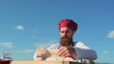 Temiz hava pişirme sakallı Şef. Baker fırın ekmek. Hamur yoğurma Baker