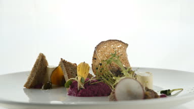 Şanti püresi ya da yapıştırma karamelize şeker şeker, salata, sebze beyaz arka plan üzerinde plaka üzerinde kahverengi ekmek parça ile lezzetli snack. Modern moleküler gastronomi