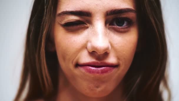 Carino giovane ragazza con i capelli biondi fare facce divertenti . — Video Stock