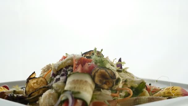 Salade geserveerd in witte plaat, donkere houten achtergrond. Schotel restaurantconcept. Schotel in restaurant. — Stockvideo