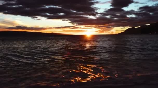Sonnenuntergang am Meer. Sonnenuntergang am Strand. Sonnenuntergang am Strand mit schönem Himmel — Stockvideo