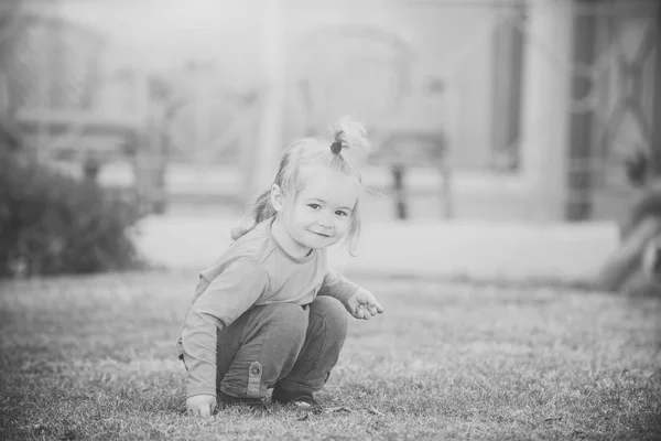 Kind jeugd kinderen geluk Concept. Babyjongen spelen met bladeren. — Stockfoto