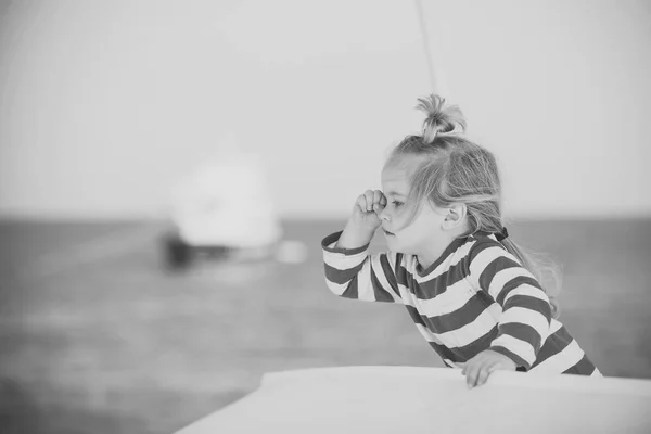 Criança Infância Crianças Felicidade Conceito. menino olhando no mar azul — Fotografia de Stock