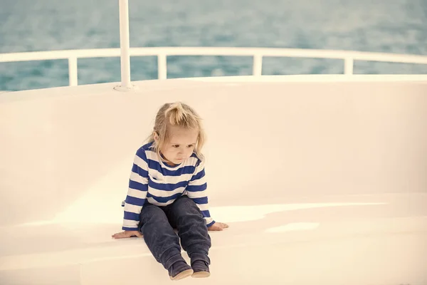 Kind jeugd kinderen geluk Concept. Klein kind jongen met schattig gezicht zitten in jacht — Stockfoto