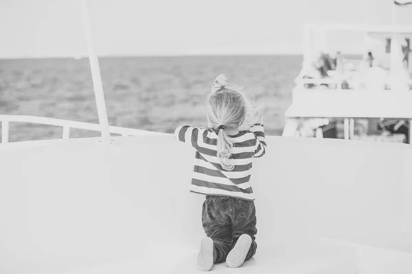 Kind jeugd kinderen geluk Concept. Klein schattig kind achterover te leunen op witte jacht. — Stockfoto