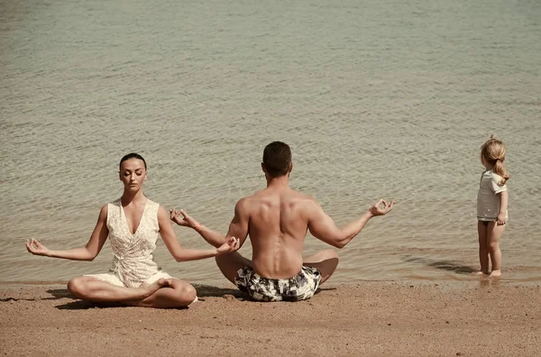 Niño, hombre y mujer meditando, pose de yoga, famile —  Fotos de Stock