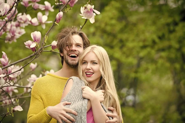 Couple amoureux. fille et mec, couple amoureux au printemps magnolia fleurs — Photo
