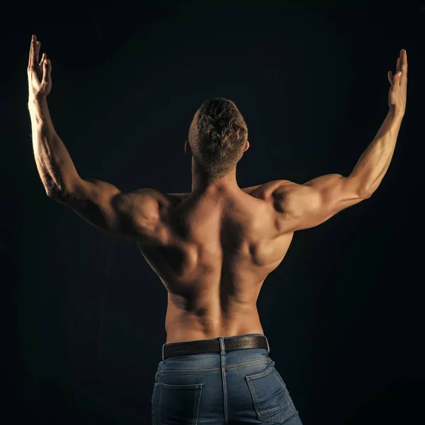 Gesicht Mode Junge oder Mann in Ihrer Website. Mann Gesicht Bodybuilder Mann zeigen Bizeps, Trizeps mit erhobenen Händen — Stockfoto