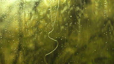 ıslak cam pencere. Yağmurlu hava kavramı.