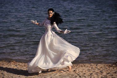 Yüz moda kız ya da kadın web sitenizde. Senin advertisnent kız yüz portre. Deniz sahilinde uzun esmer saçlı kadın