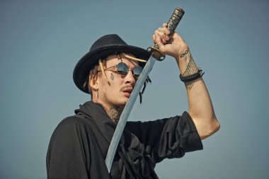 Moda model adam fece kapatın. Yüz adam mutlu dövüş sanatları konsepti ile