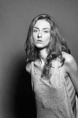 Moda modeli kadın fece kapatın. Mutlu duygu ile kadın yüz. çok ince şık seksi kadın