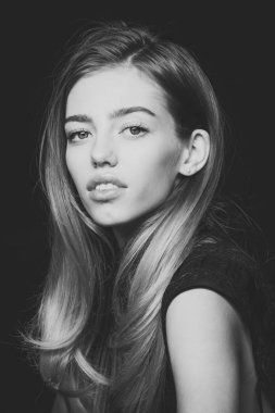 Kadın yüzü. Kızlar etkileyen konular. Moda model poz izole üzerinde siyah arka plan.