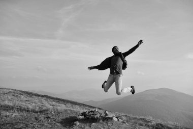 Adam hipster sırt çantası ile atlar