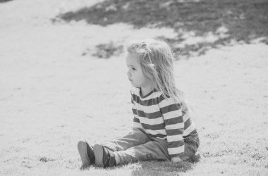 Mutlu bir çocukluk eğleniyor. Yaz tatil kavramı