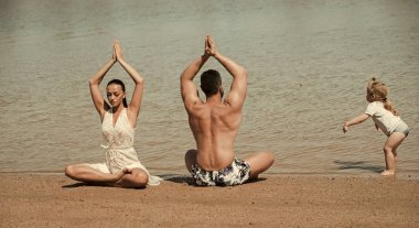 Anne, baba, çocuk dostu yoga ailesinin tatil yaz